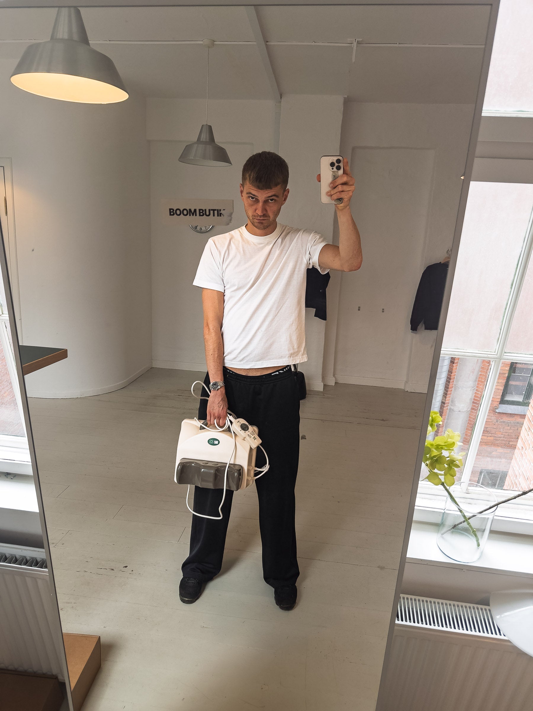 Viggo is 195 cm tall and wears size L. | white