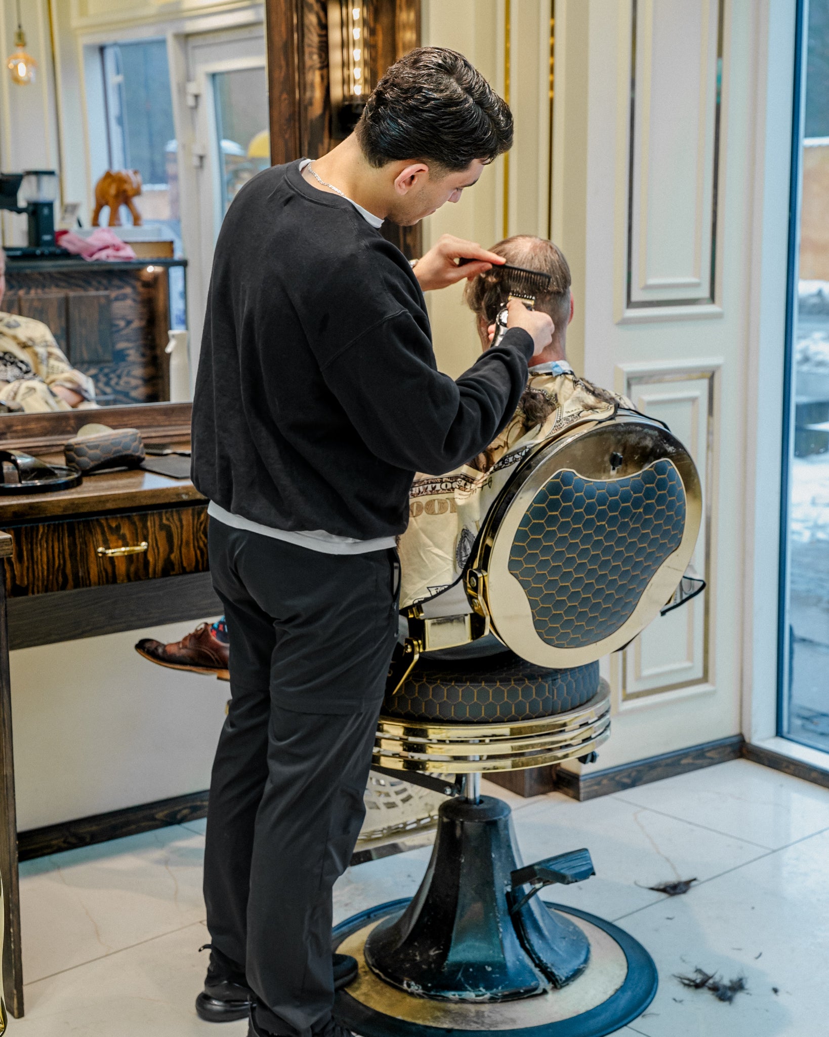 Malek is 180 cm tall and wears size L. | black