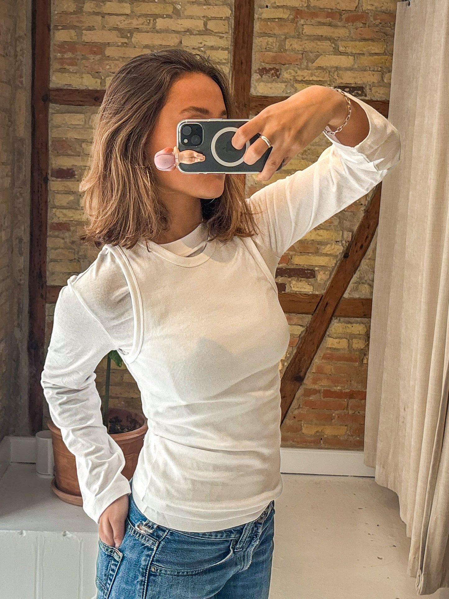 Femke is 168 cm tall and wears size XS. | white