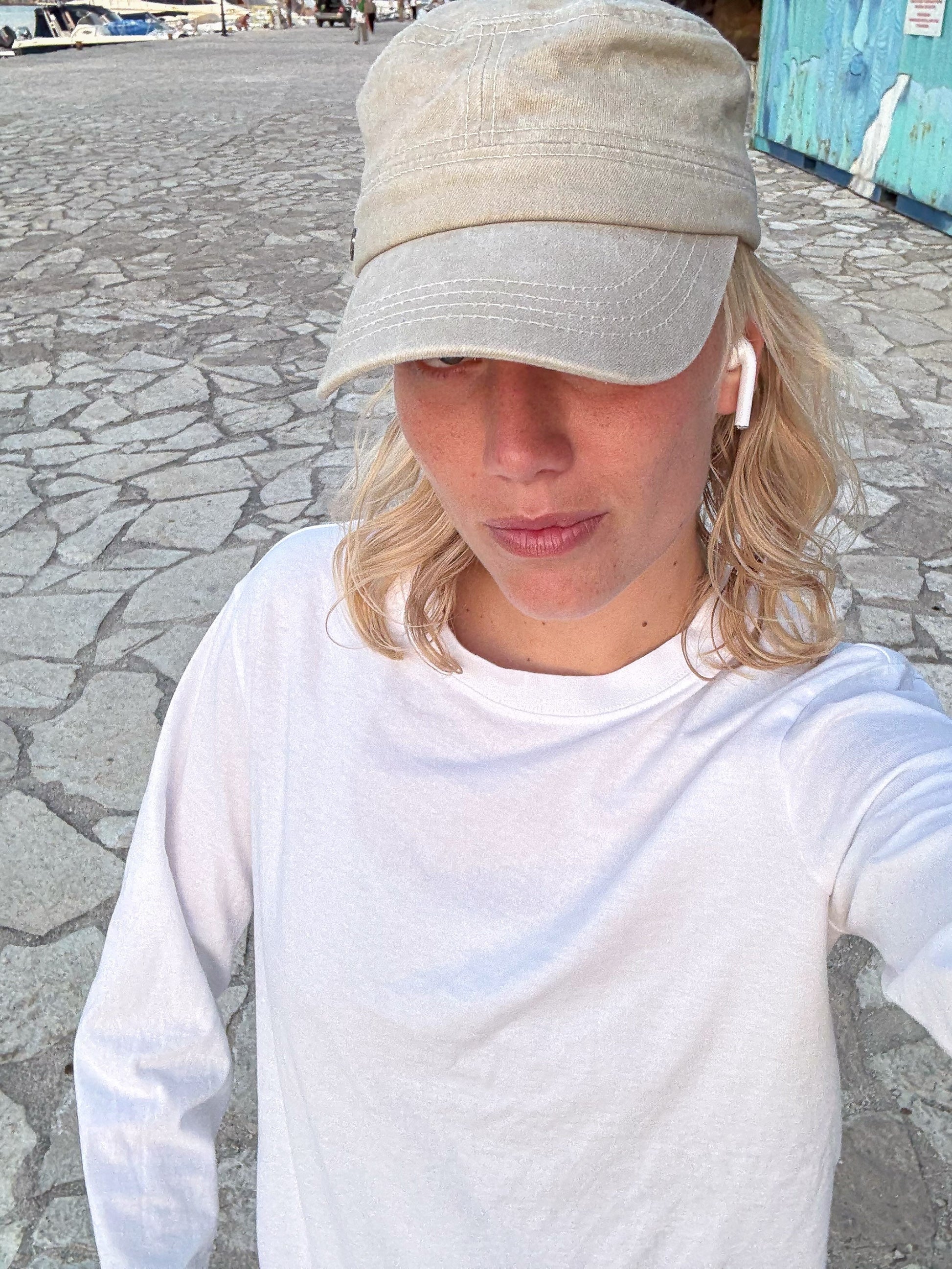 Sofie is 170 cm tall and wears size M. | white