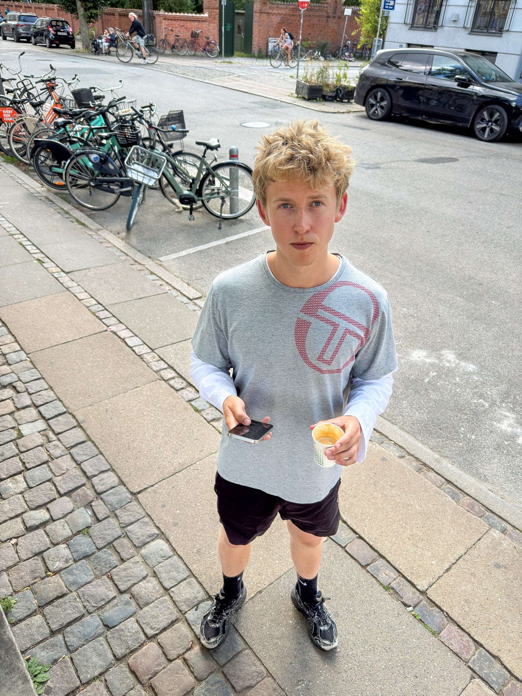 Peter is 188 cm tall and wears size L. | white