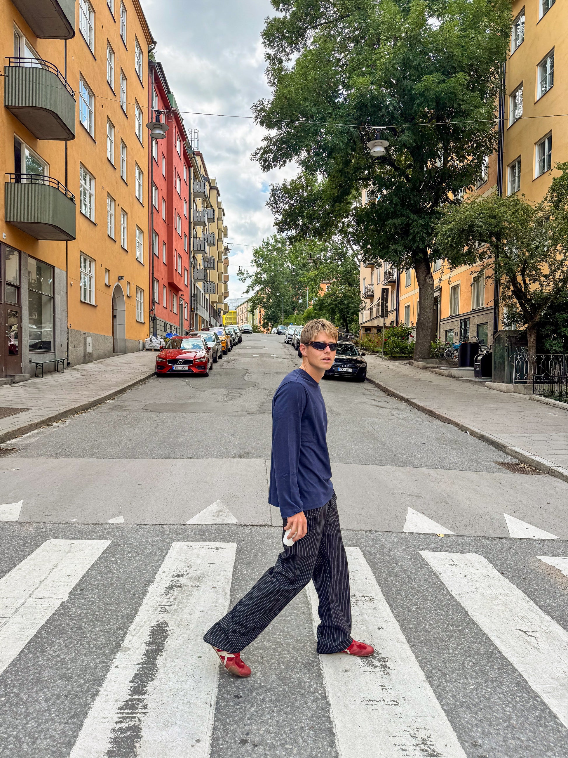 Bernhardt is 177 cm tall and wears size L. | navy