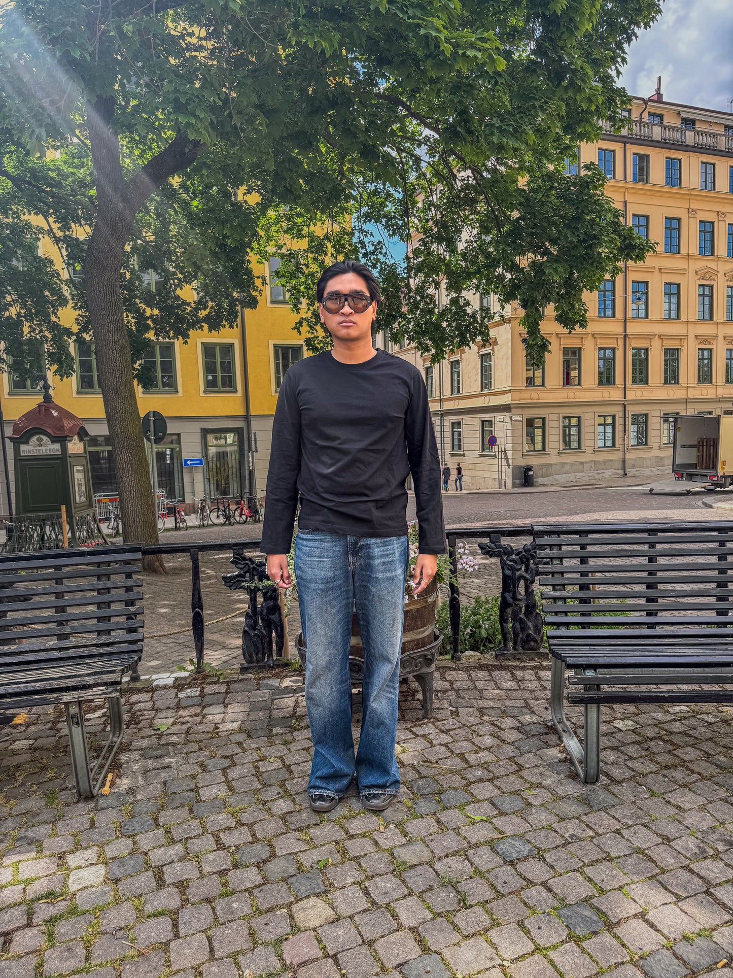 Kem is 180 cm tall and wears size L. | black