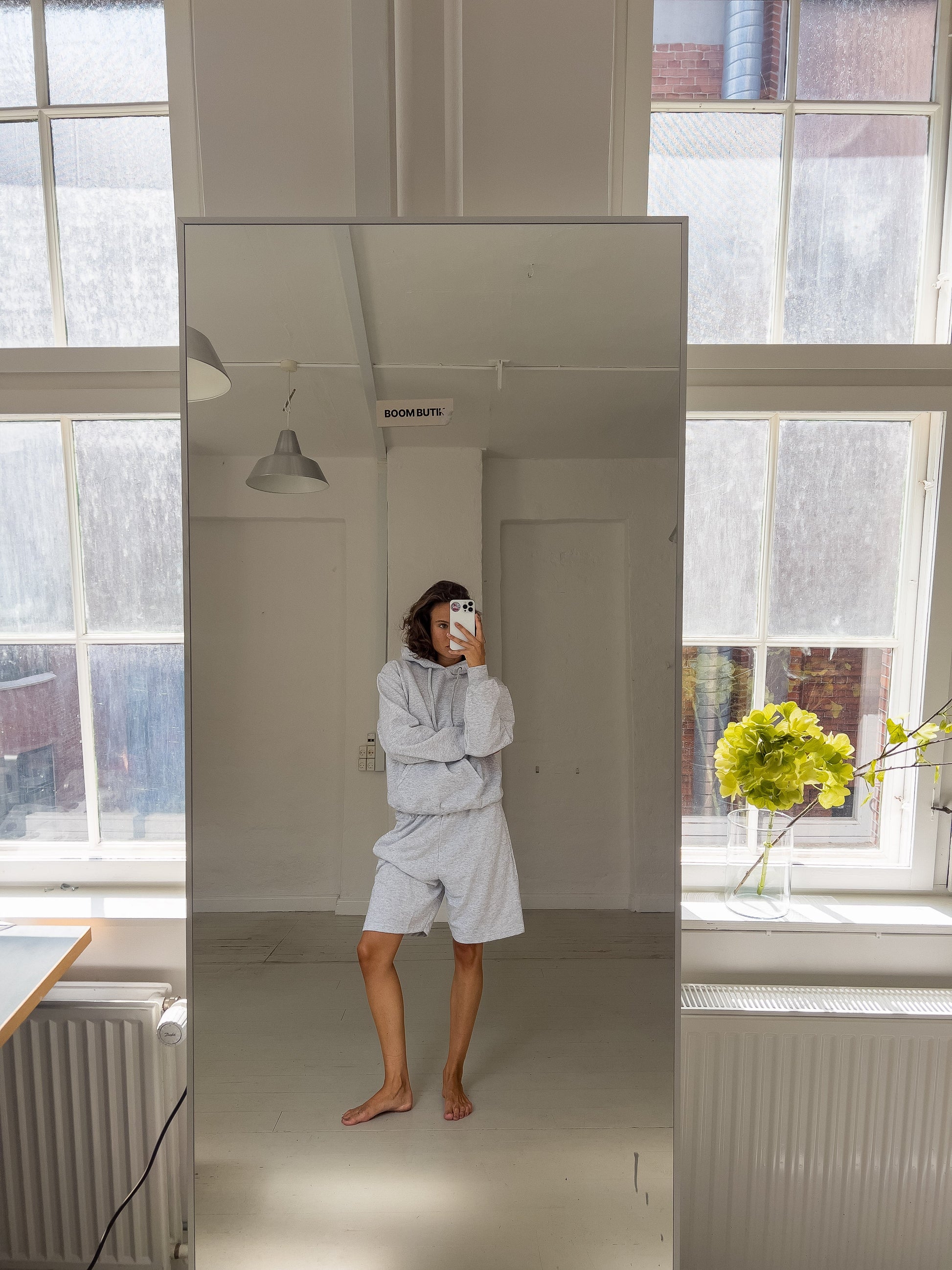 Emma is 173 cm tall and wears size L. | grey
