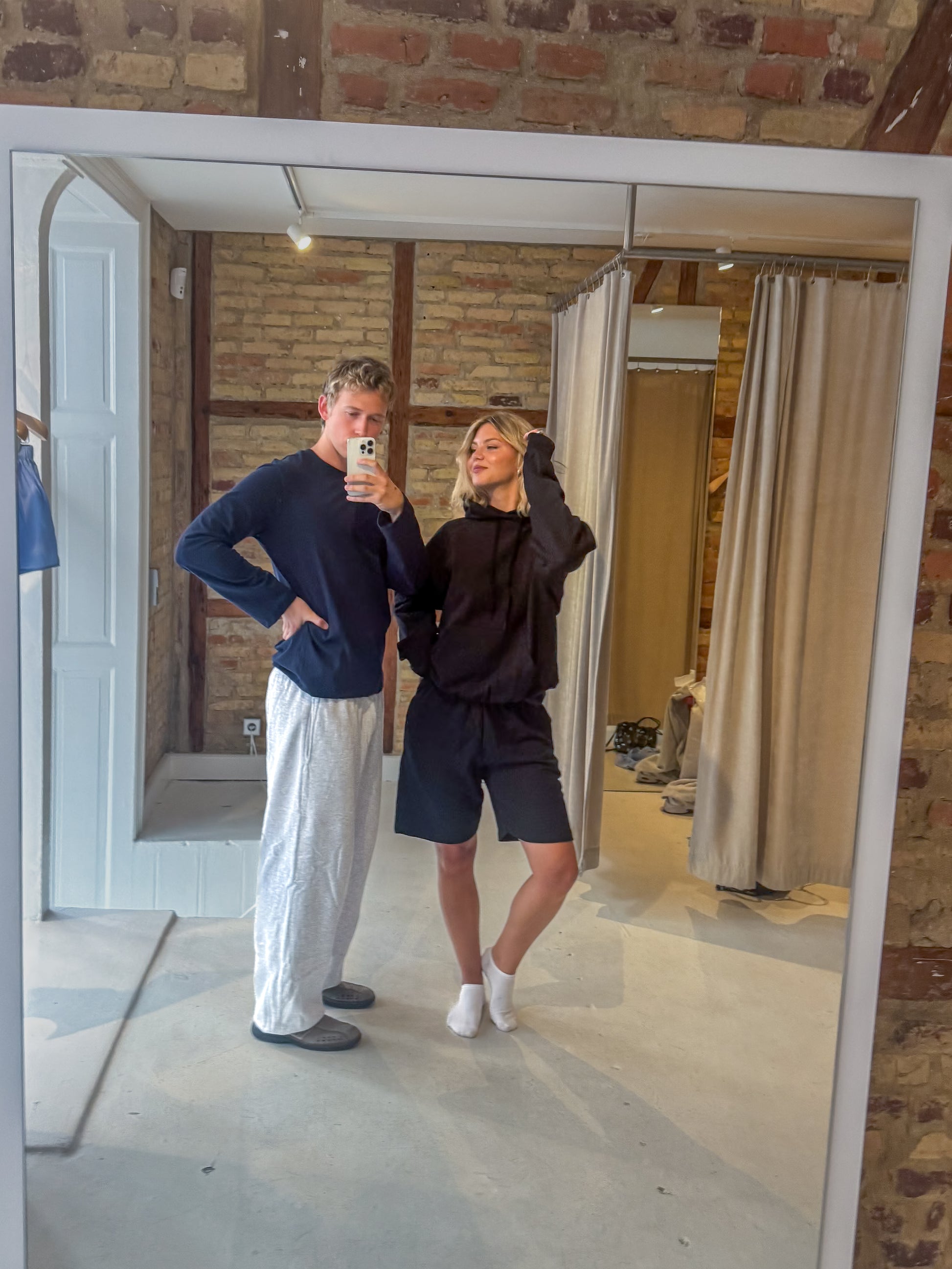 Peter is 188 cm tall and wears size XL. | grey