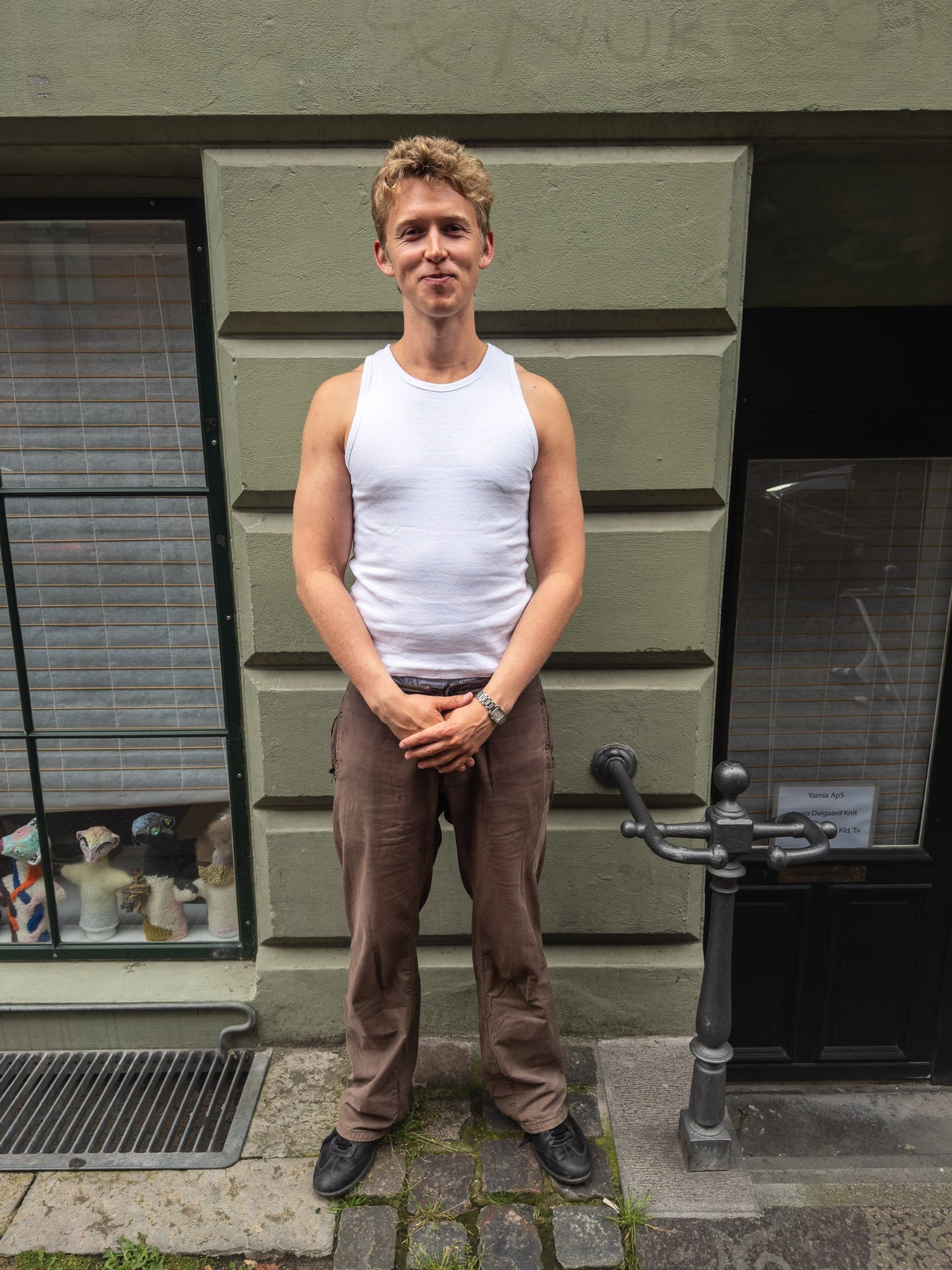 Peter is 188 cm tall and wears size XL. | white