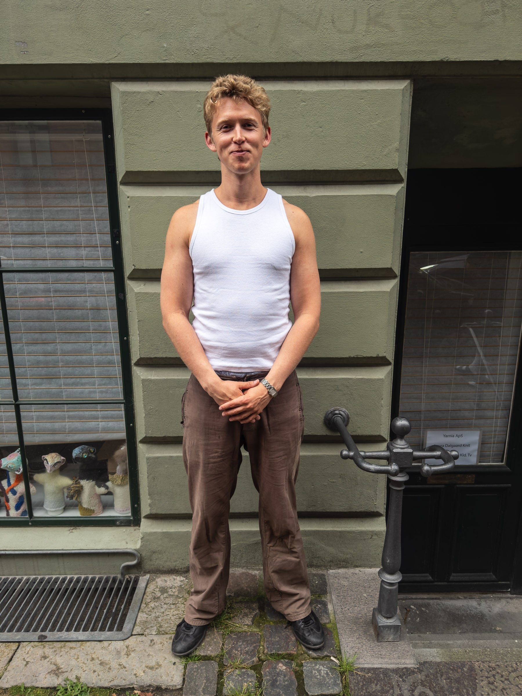 Peter is 188 cm tall and wears size XL. | white