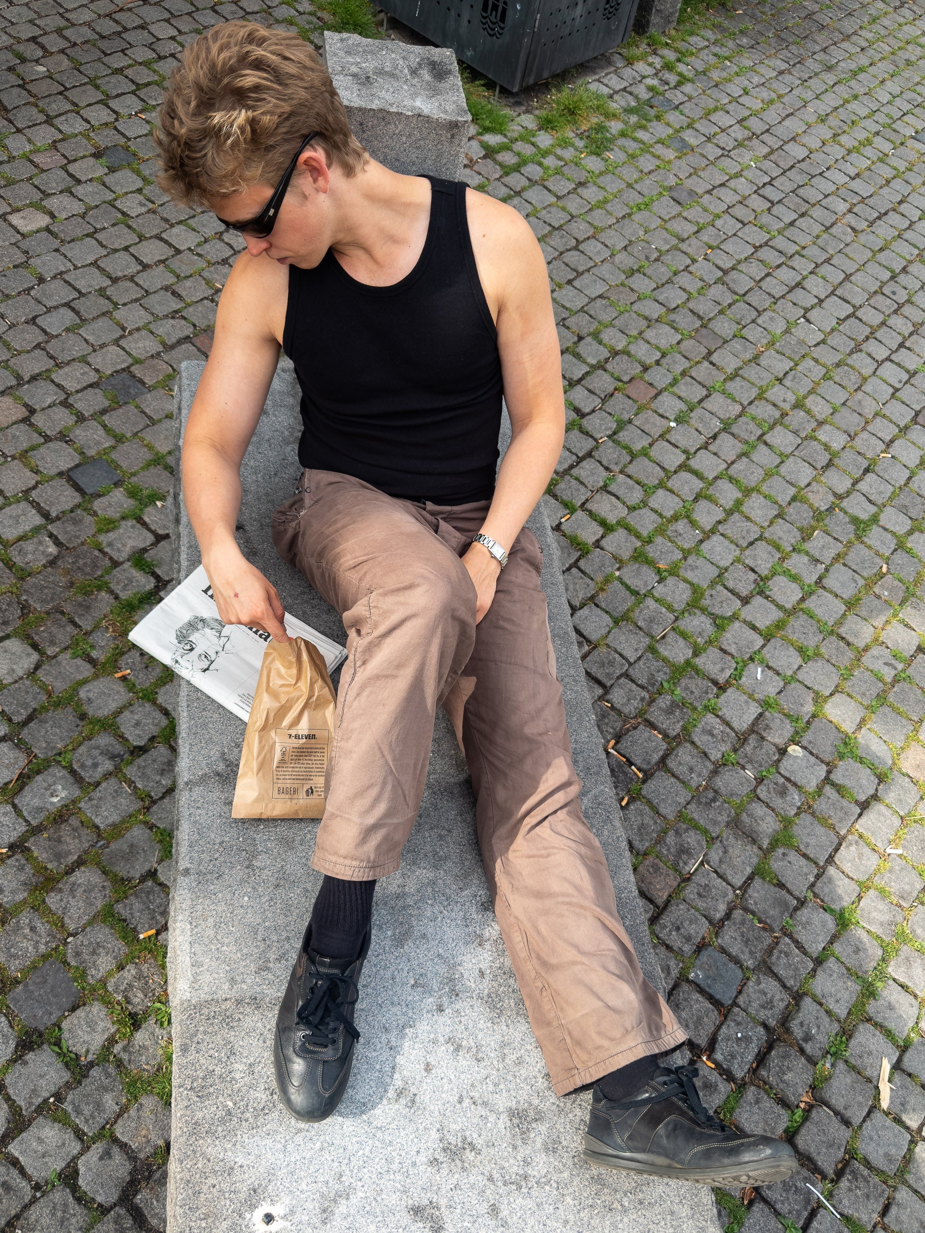 Peter is 188 cm tall and wears size XL. | black