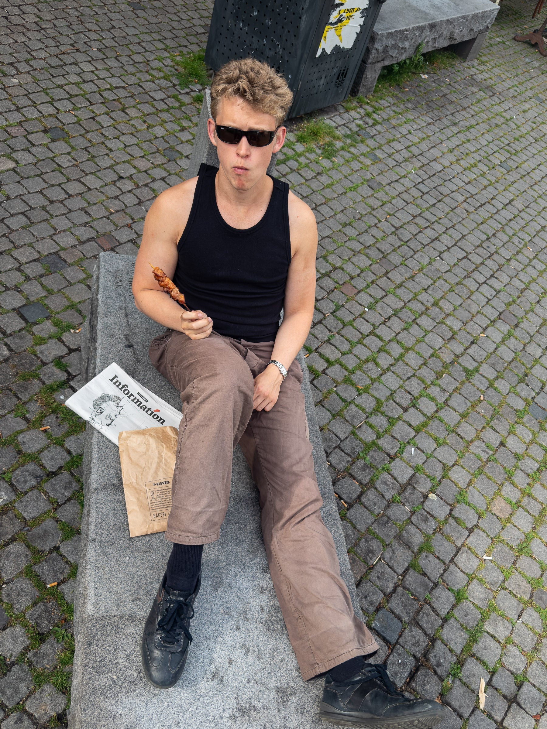 Peter is 188 cm tall and wears size XL. | black