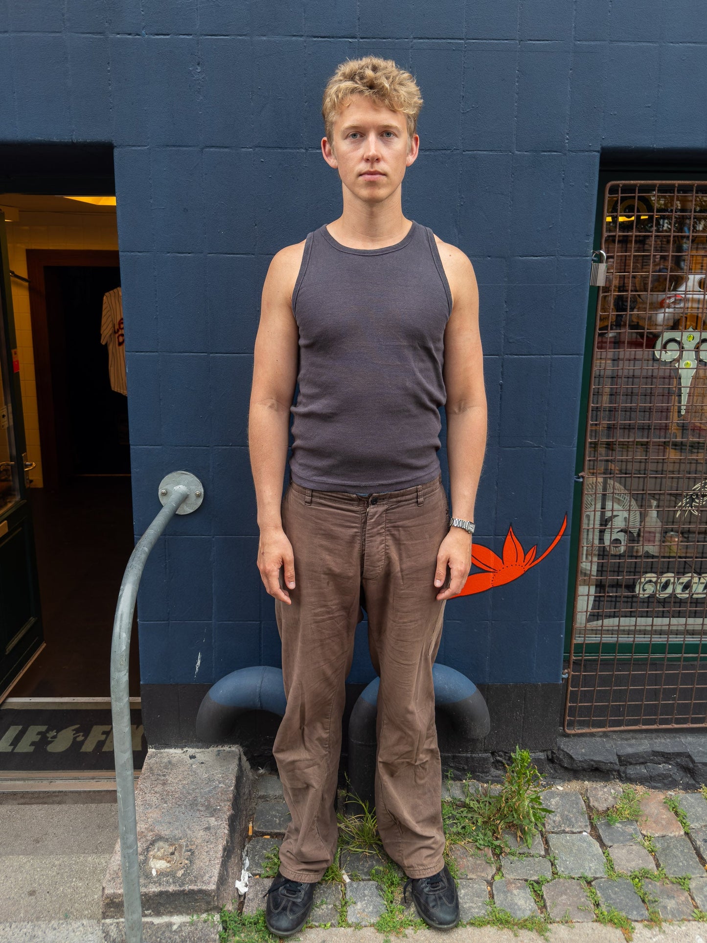 Peter is 188 cm tall and wears size XL. | dark grey